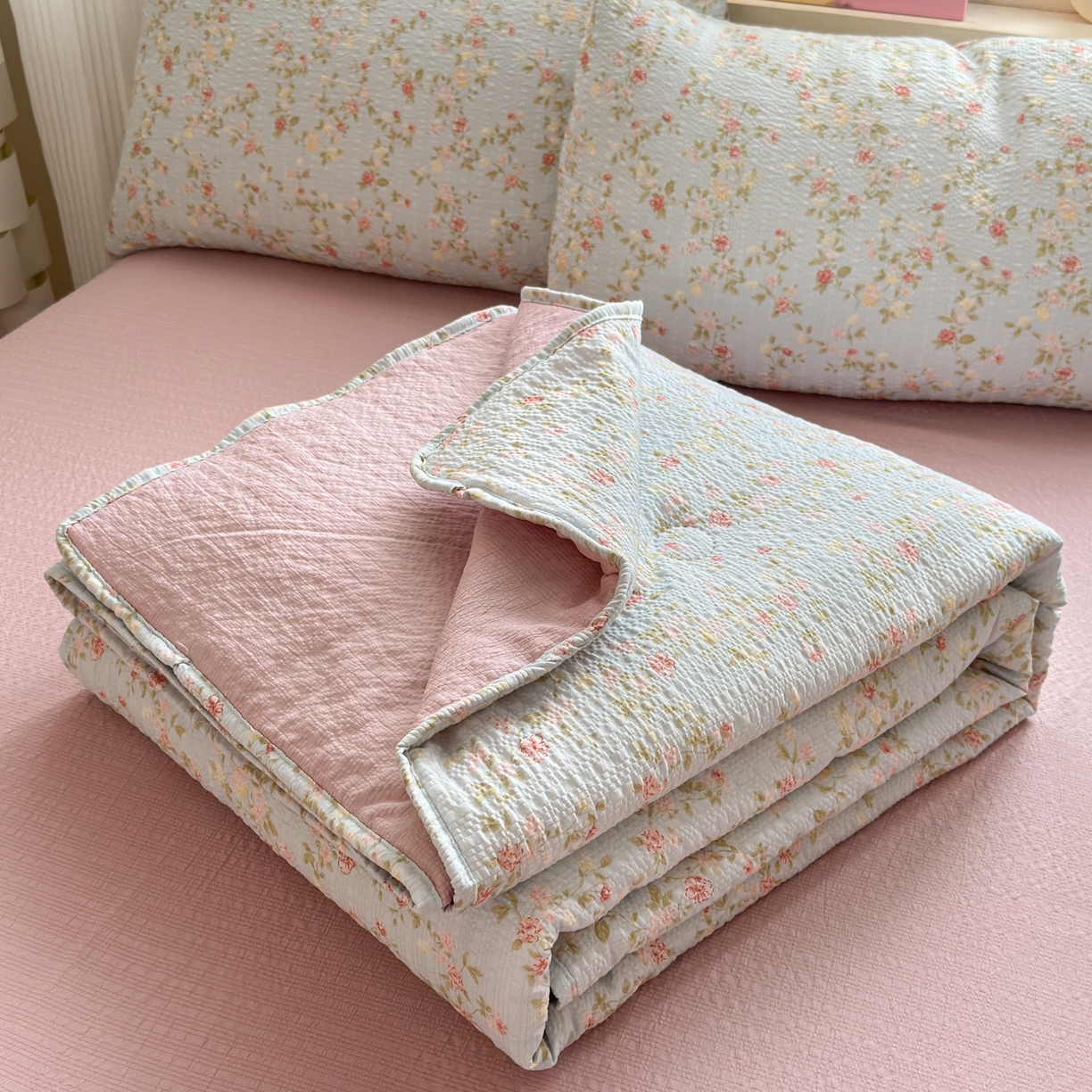 德比尔斯  2026新款泡芙棉夏被四件套包边款 蓝花物语