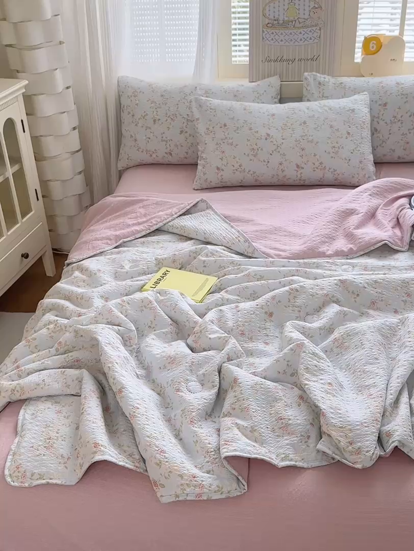 91家纺网 家纺一手货源 找家纺 德比尔斯  2026新款泡芙棉夏被四件套包边款 蓝花物语