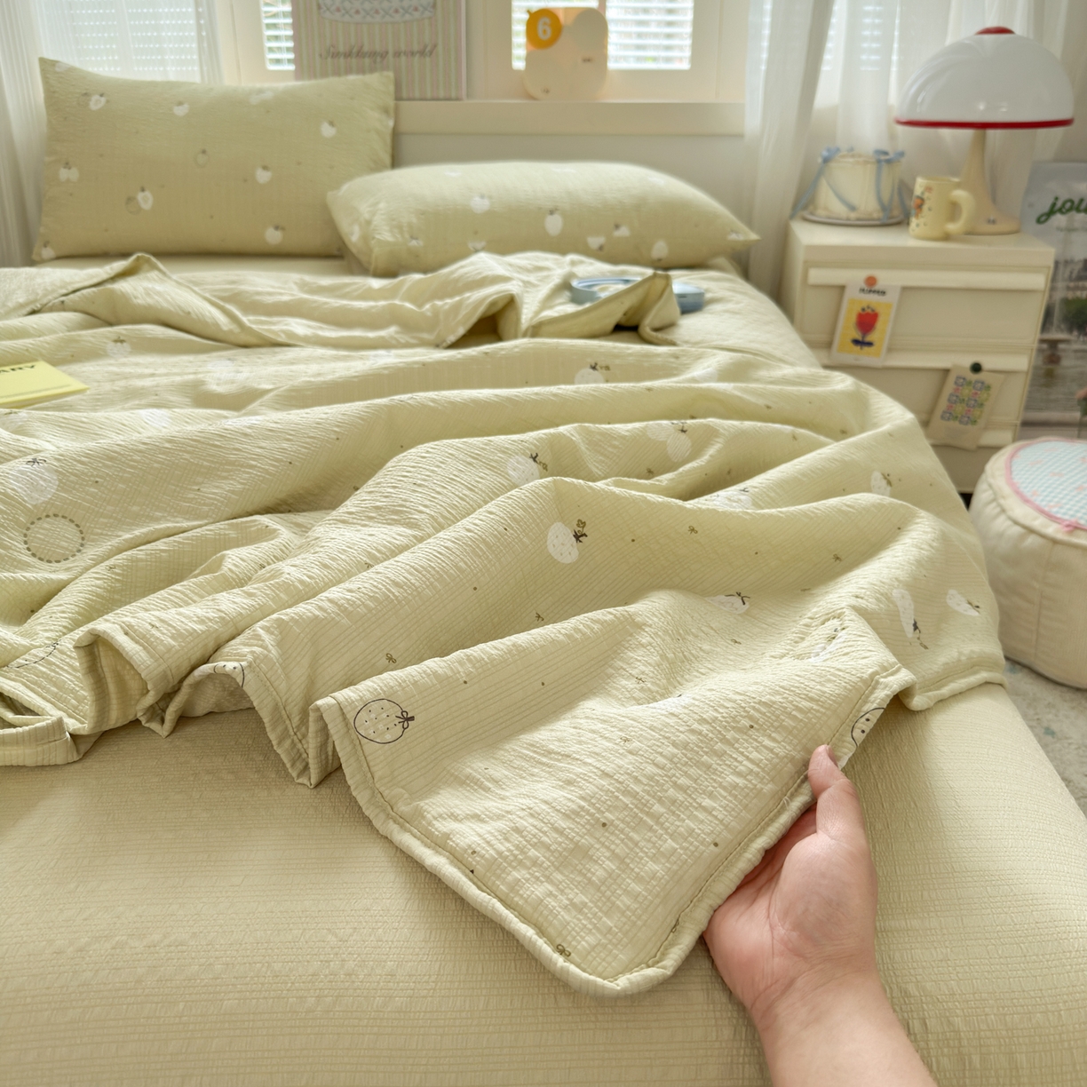 91家纺网 家纺一手货源 找家纺 德比尔斯  2026新款泡芙棉夏被四件套包边款 手绘草莓