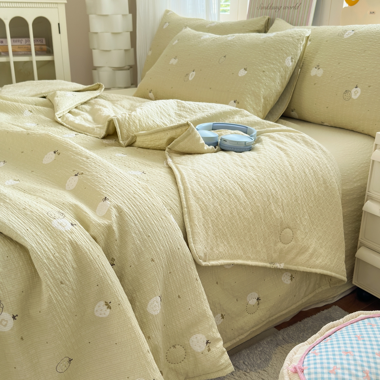 91家纺网 家纺一手货源 找家纺 德比尔斯  2026新款泡芙棉夏被四件套包边款 手绘草莓