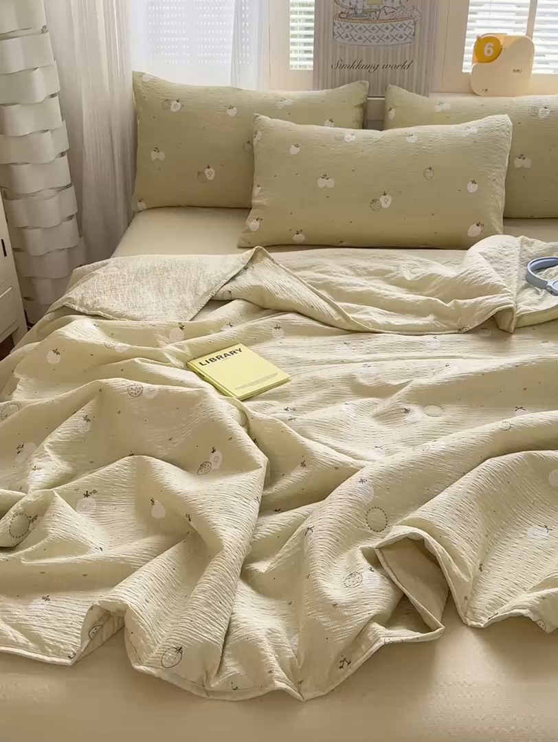 91家纺网 家纺一手货源 找家纺 德比尔斯  2026新款泡芙棉夏被四件套包边款 手绘草莓