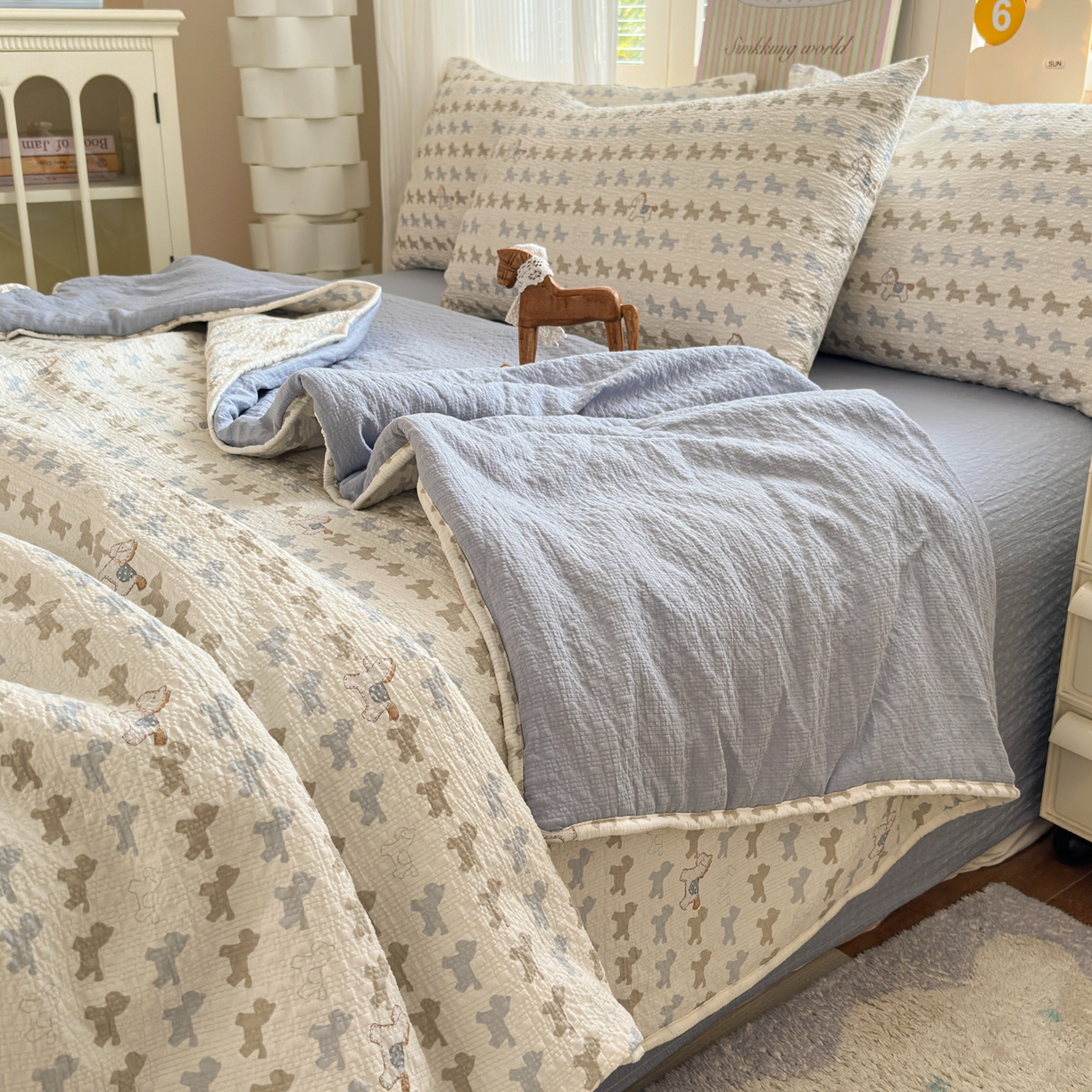 91家纺网 家纺一手货源 找家纺 德比尔斯  2026新款泡芙棉夏被四件套包边款 小马派对