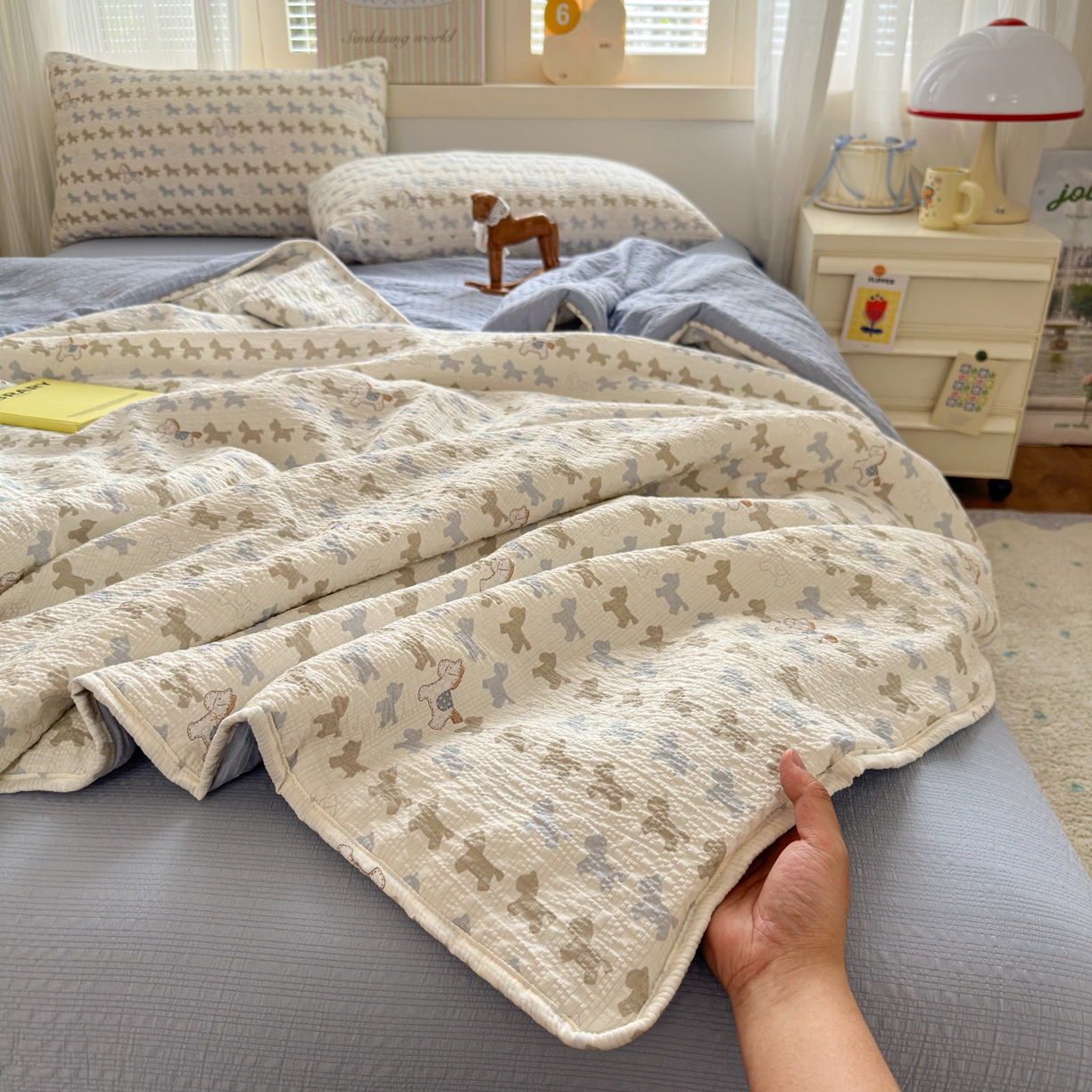 91家纺网 家纺一手货源 找家纺 德比尔斯  2026新款泡芙棉夏被四件套包边款 小马派对