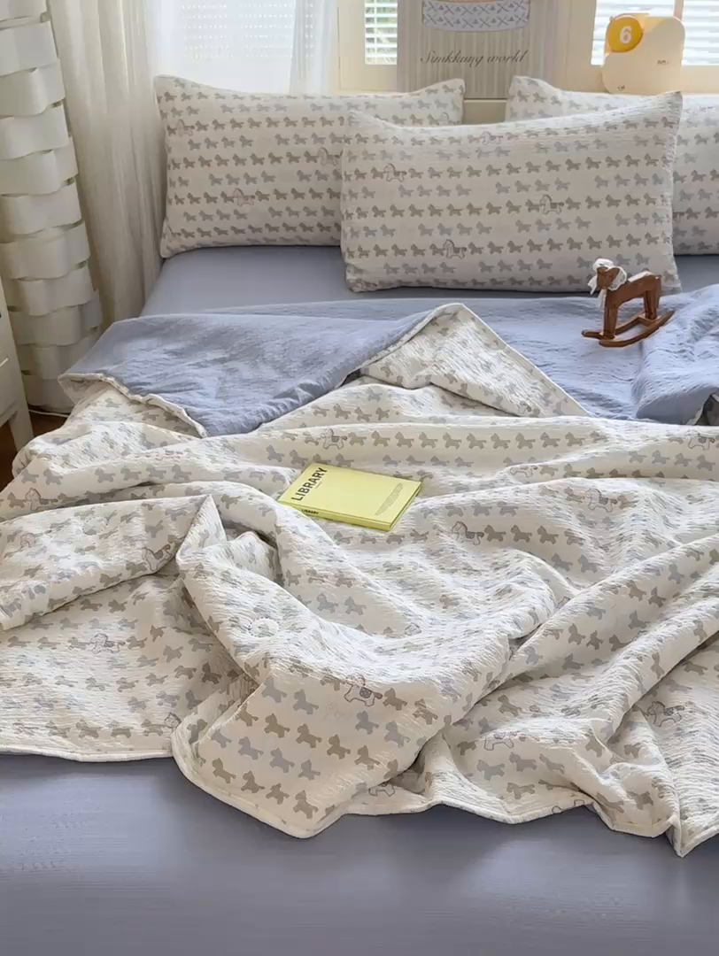 91家纺网 家纺一手货源 找家纺 德比尔斯  2026新款泡芙棉夏被四件套包边款 小马派对