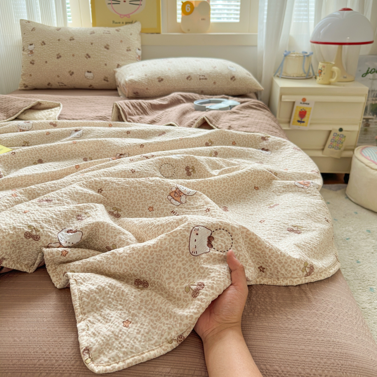 91家纺网 家纺一手货源 找家纺 德比尔斯  2026新款泡芙棉夏被四件套包边款 樱桃小猫