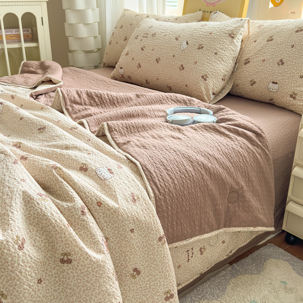 91家纺网 家纺一手货源 找家纺 德比尔斯  2026新款泡芙棉夏被四件套包边款 樱桃小猫