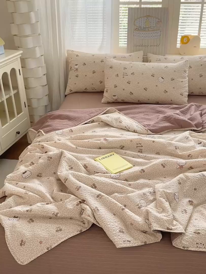 91家纺网 家纺一手货源 找家纺 德比尔斯  2026新款泡芙棉夏被四件套包边款 樱桃小猫