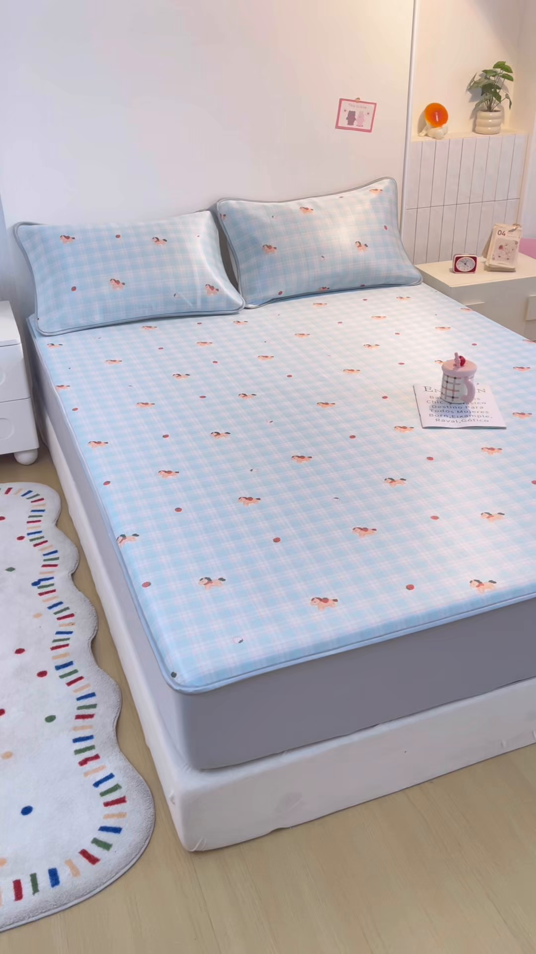 91家纺网 家纺一手货源 找家纺 小萌虎 2026新款碳光冰丝凉席床笠款拍法一 一马当先-蓝