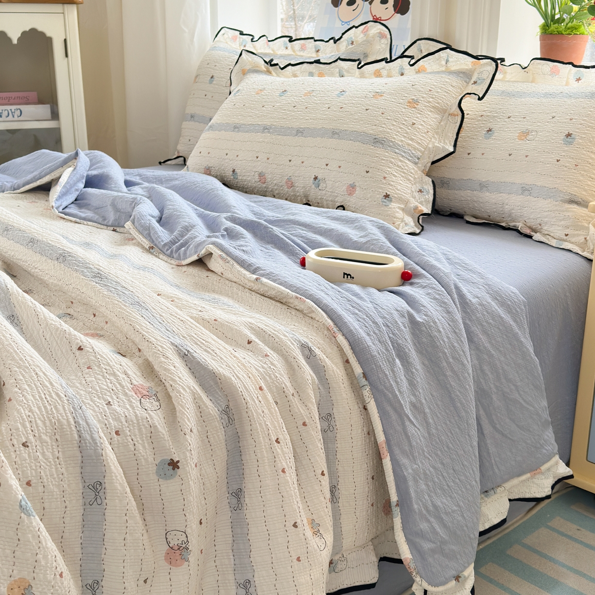 91家纺网 家纺一手货源 找家纺 德比尔斯  2026新款泡芙棉夏被四件套花边款 爱心草莓
