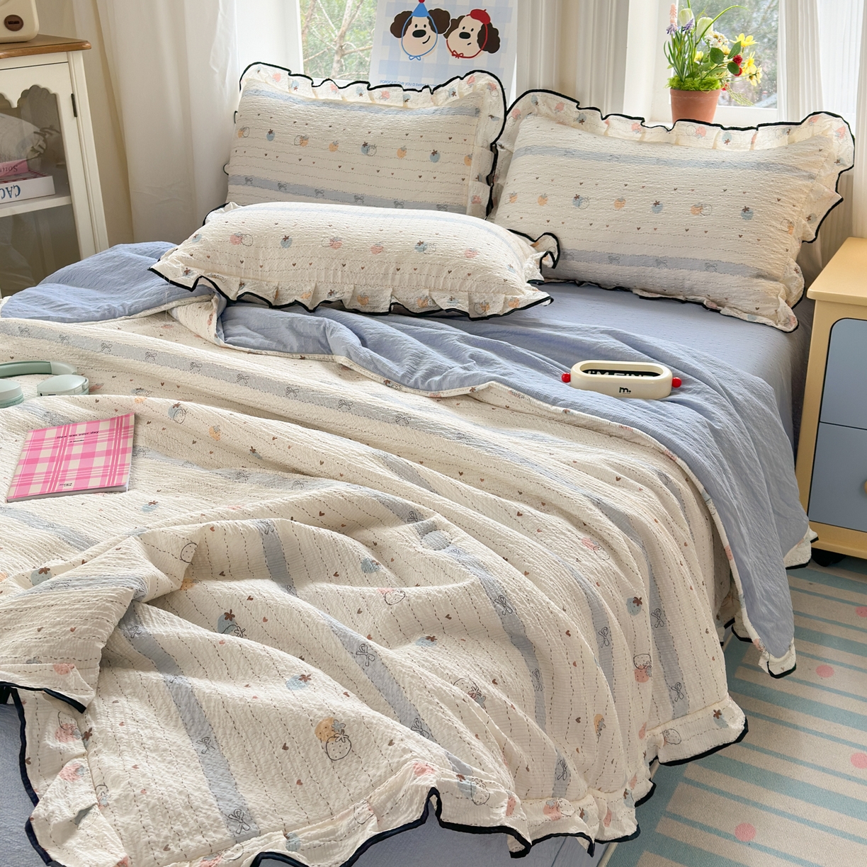 91家纺网 家纺一手货源 找家纺 德比尔斯  2026新款泡芙棉夏被四件套花边款 爱心草莓