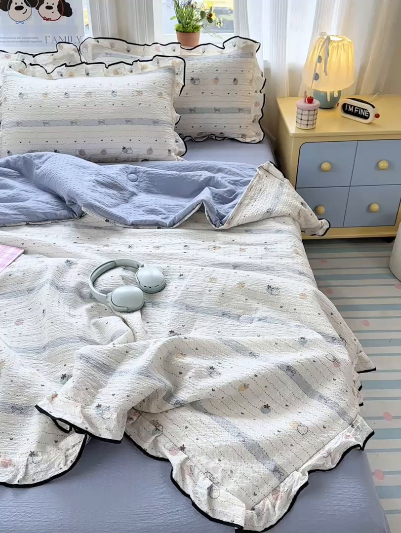 91家纺网 家纺一手货源 找家纺 德比尔斯  2026新款泡芙棉夏被四件套花边款 爱心草莓