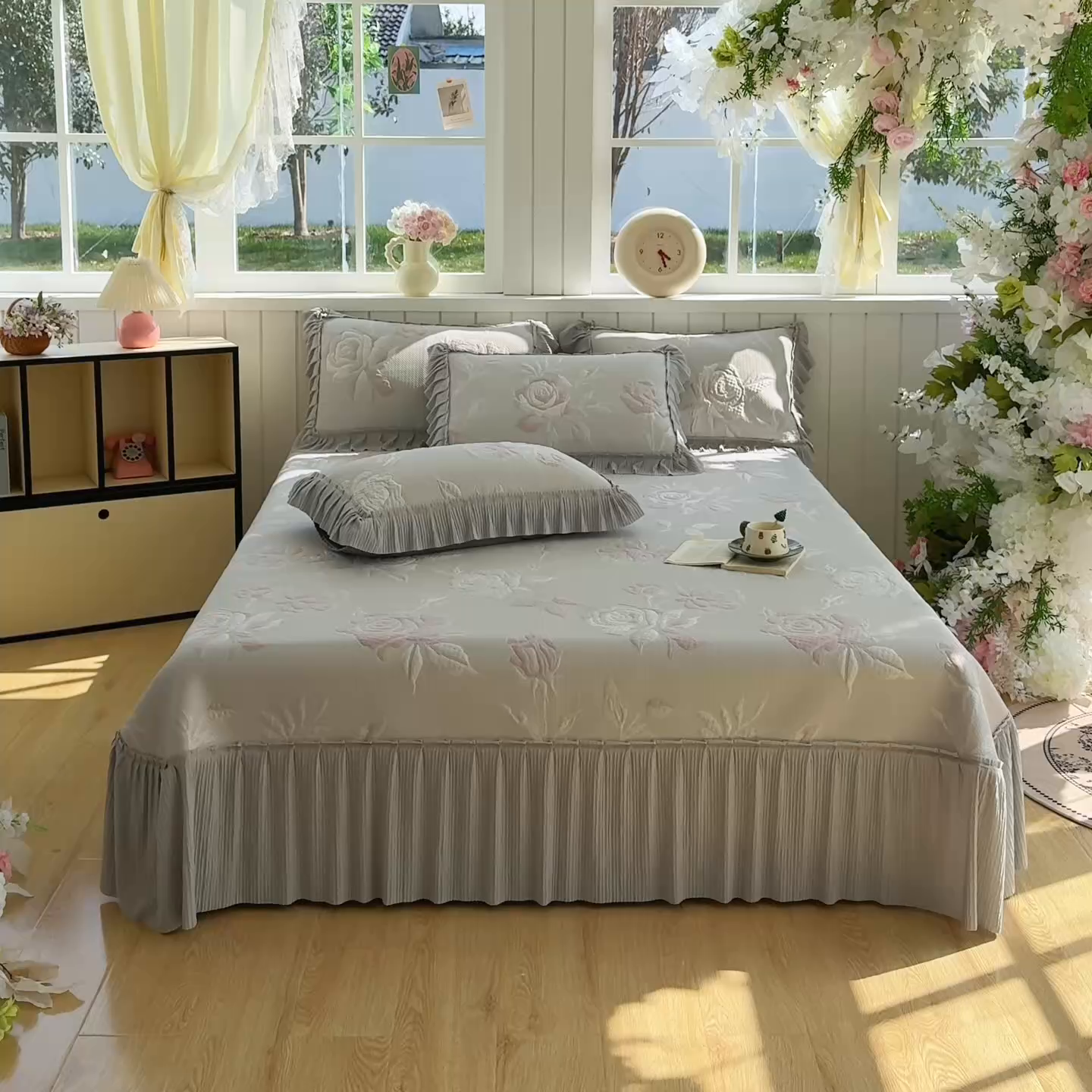 91家纺网 家纺一手货源 找家纺 恋佳居 2026新款A类PE中分子凉感丝床裙凉席 冰柔粉蔷薇