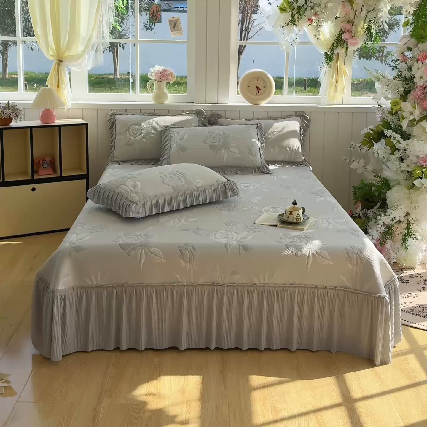 91家纺网 家纺一手货源 找家纺 恋佳居 2026新款A类PE中分子凉感丝床裙凉席 冰柔灰蔷薇