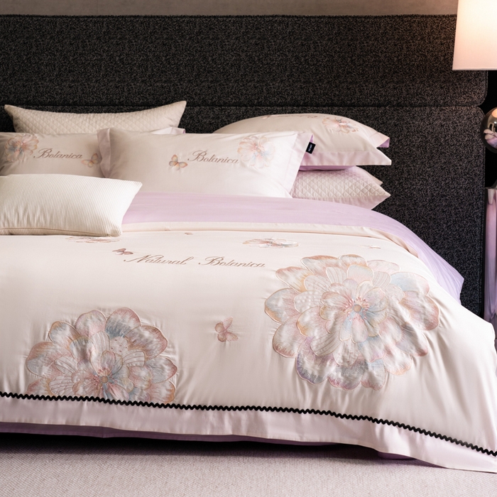 91家纺网 家纺一手货源 找家纺 卡姿家纺 2026春夏全棉60支长绒棉轻奢温柔刺绣四件套—宝丽安娜 宝丽安娜-白