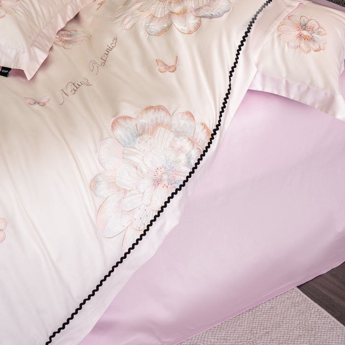 91家纺网 家纺一手货源 找家纺 卡姿家纺 2026春夏全棉60支长绒棉轻奢温柔刺绣四件套—宝丽安娜 宝丽安娜-白