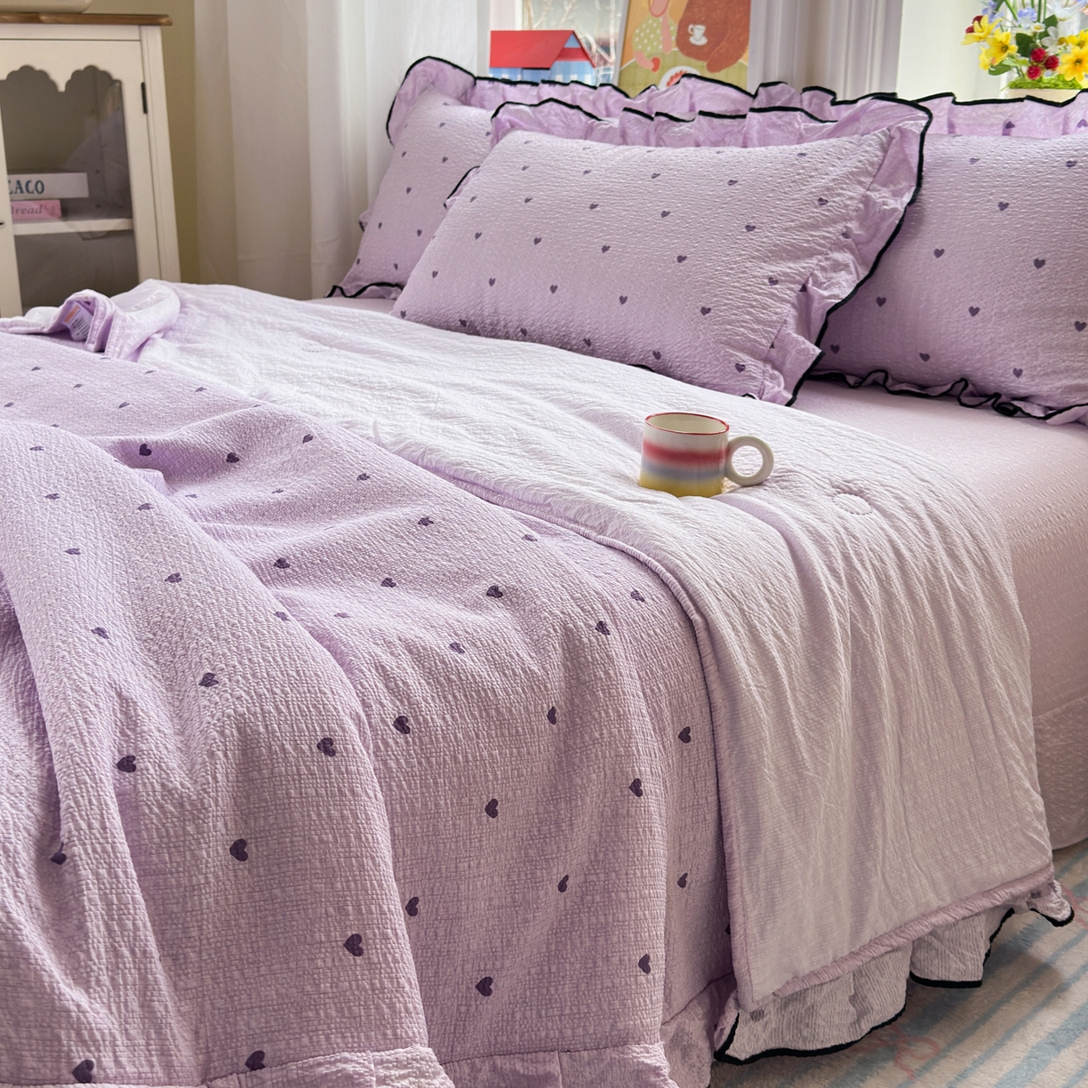 91家纺网 家纺一手货源 找家纺 德比尔斯  2026新款泡芙棉夏被四件套花边款 爱心紫