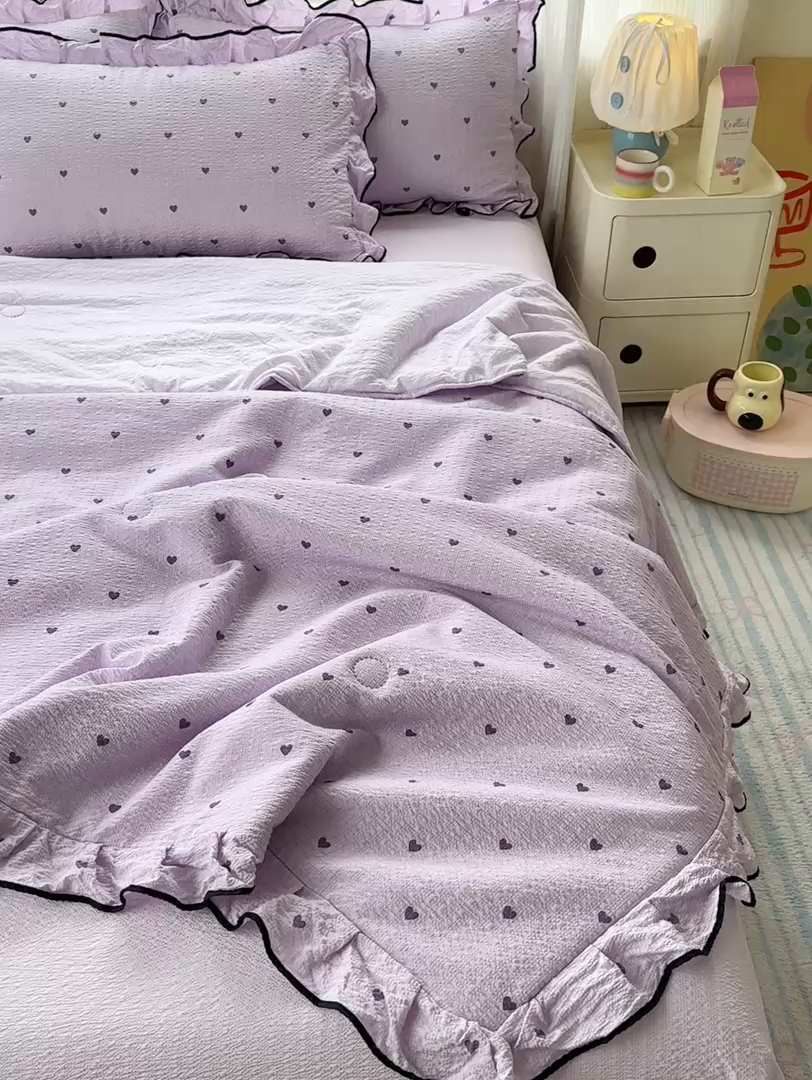 91家纺网 家纺一手货源 找家纺 德比尔斯  2026新款泡芙棉夏被四件套花边款 爱心紫