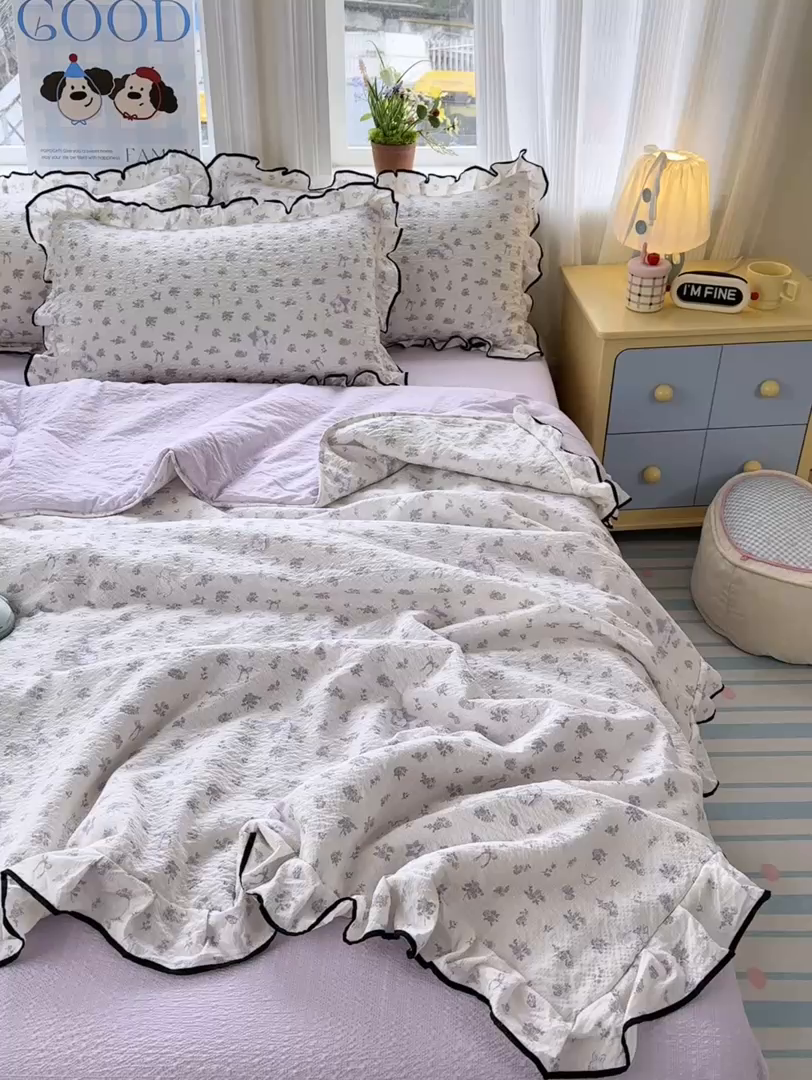 91家纺网 家纺一手货源 找家纺 德比尔斯  2026新款泡芙棉夏被四件套花边款 安妮小兔