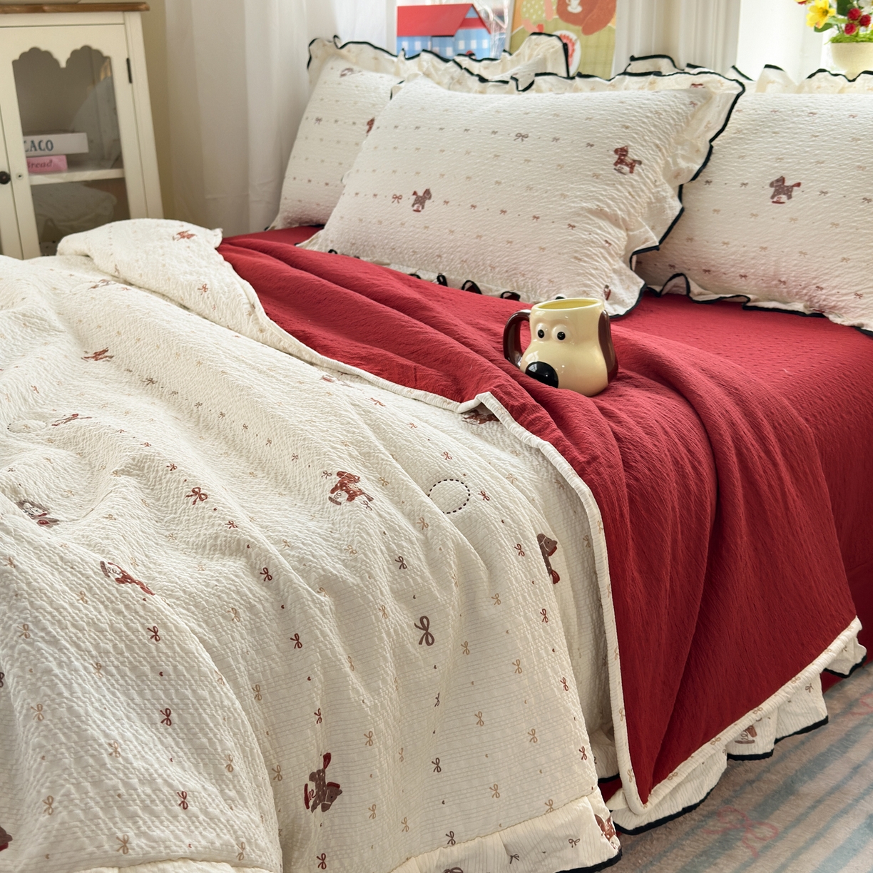 91家纺网 家纺一手货源 找家纺 德比尔斯  2026新款泡芙棉夏被四件套花边款 鸿运小马