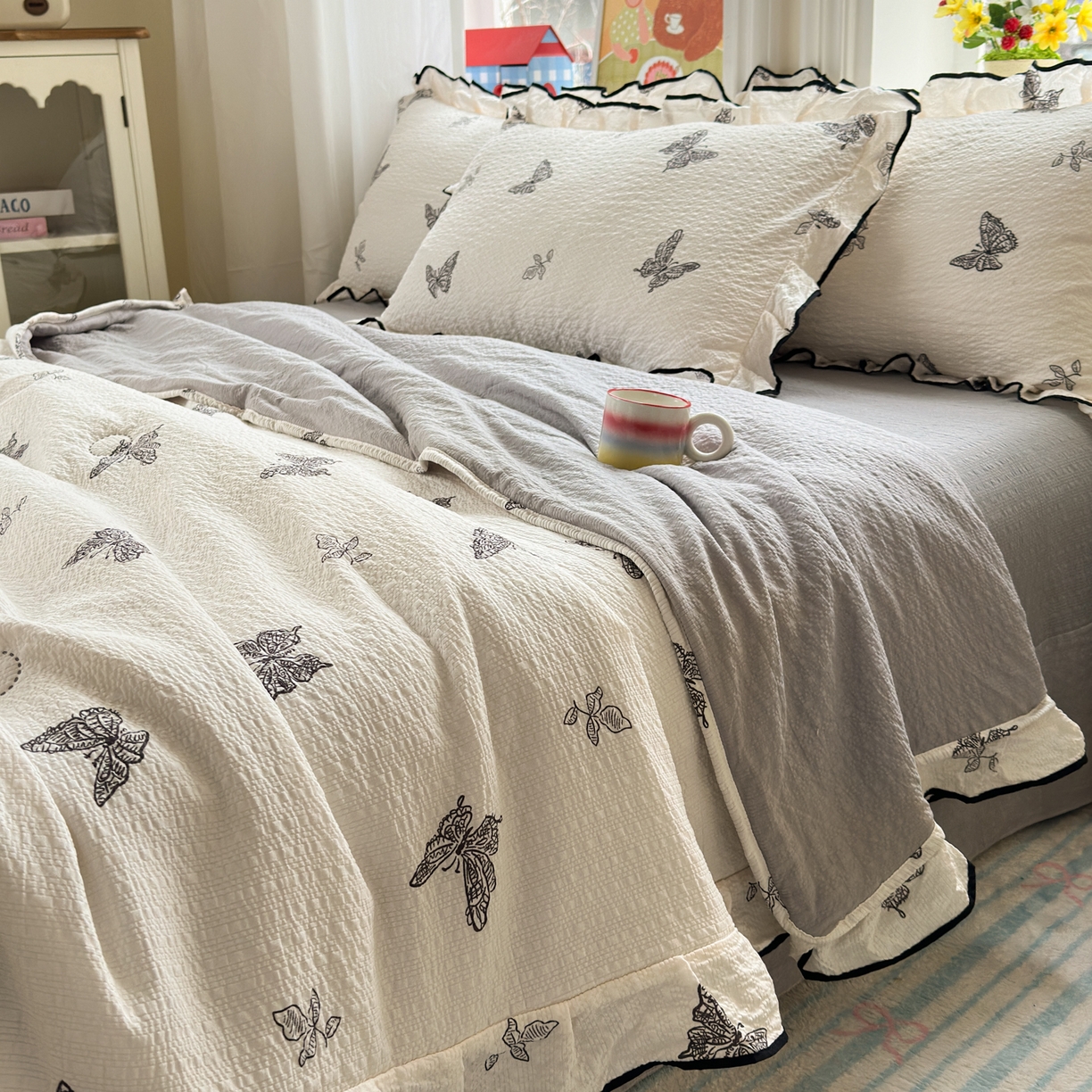 91家纺网 家纺一手货源 找家纺 德比尔斯  2026新款泡芙棉夏被四件套花边款 蝴蝶