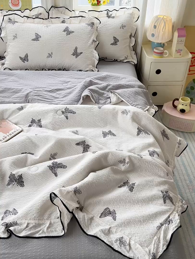 91家纺网 家纺一手货源 找家纺 德比尔斯  2026新款泡芙棉夏被四件套花边款 蝴蝶