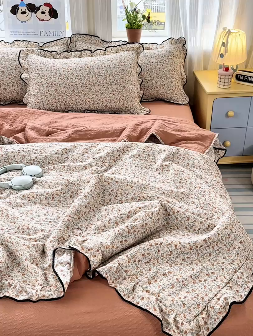 91家纺网 家纺一手货源 找家纺 德比尔斯  2026新款泡芙棉夏被四件套花边款 浆果