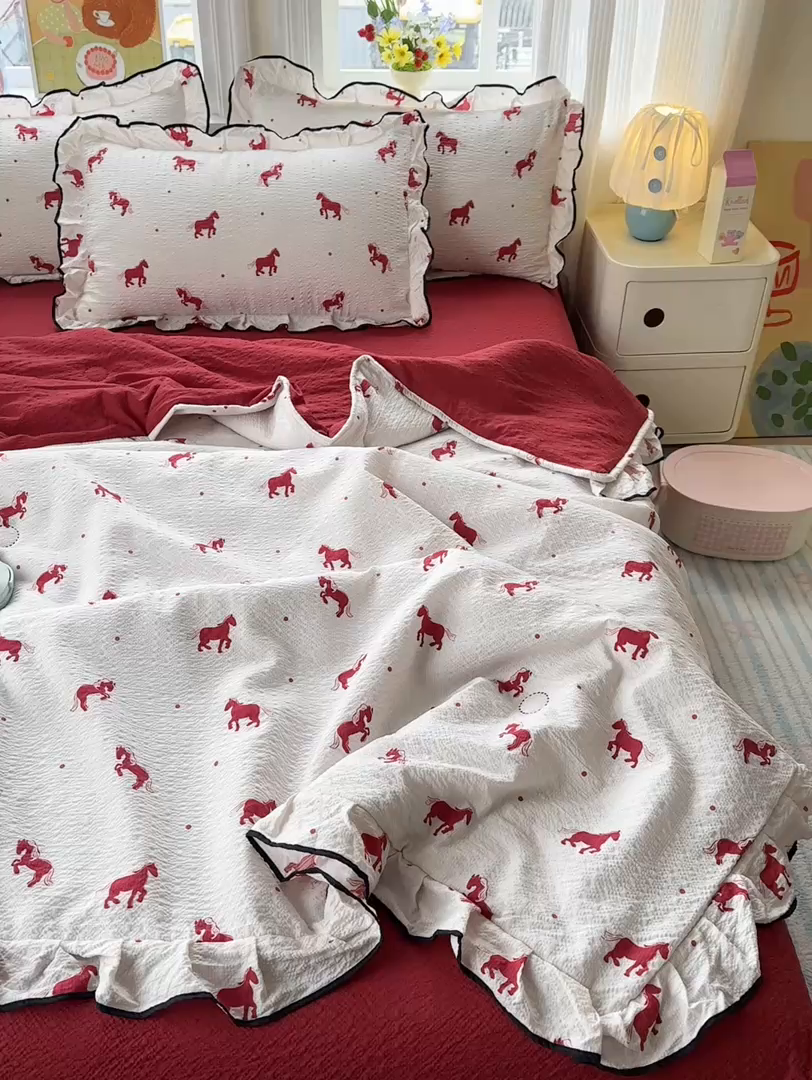 91家纺网 家纺一手货源 找家纺 德比尔斯  2026新款泡芙棉夏被四件套花边款 马上有钱