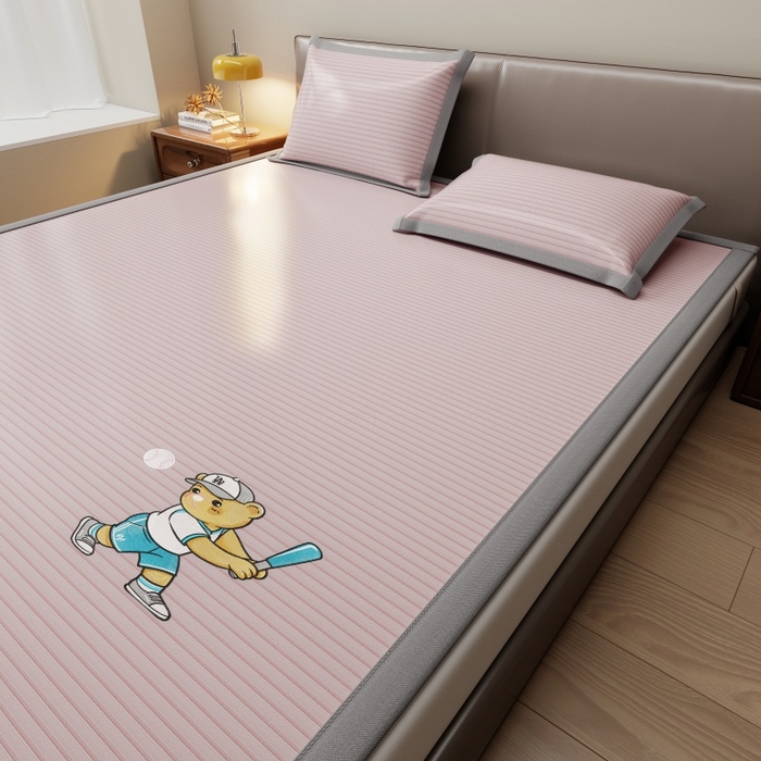 91家纺网 家纺一手货源 找家纺 人人爱家纺 2026新款提花冰丝凉席-棒球熊 棒球熊粉色条纹