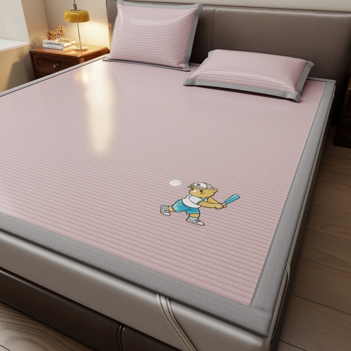 91家纺网 家纺一手货源 找家纺 人人爱家纺 2026新款提花冰丝凉席-棒球熊 棒球熊粉色条纹