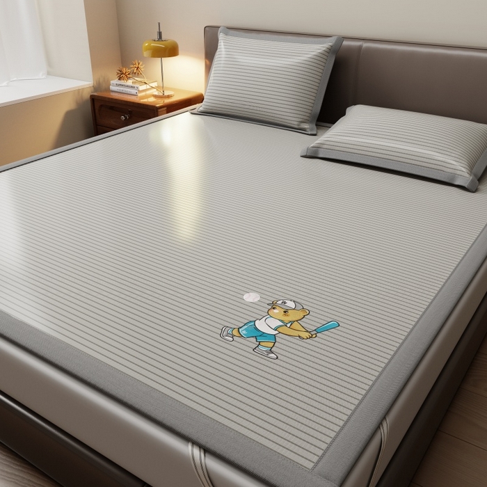 91家纺网 家纺一手货源 找家纺 人人爱家纺 2026新款提花冰丝凉席-棒球熊 棒球熊灰色条纹