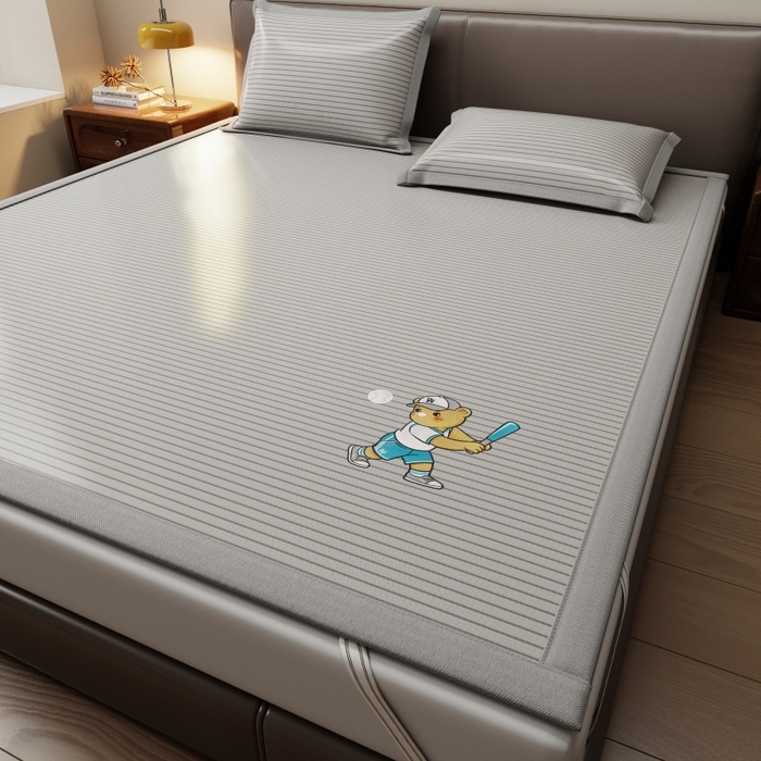 91家纺网 家纺一手货源 找家纺 人人爱家纺 2026新款提花冰丝凉席-棒球熊 棒球熊灰色条纹