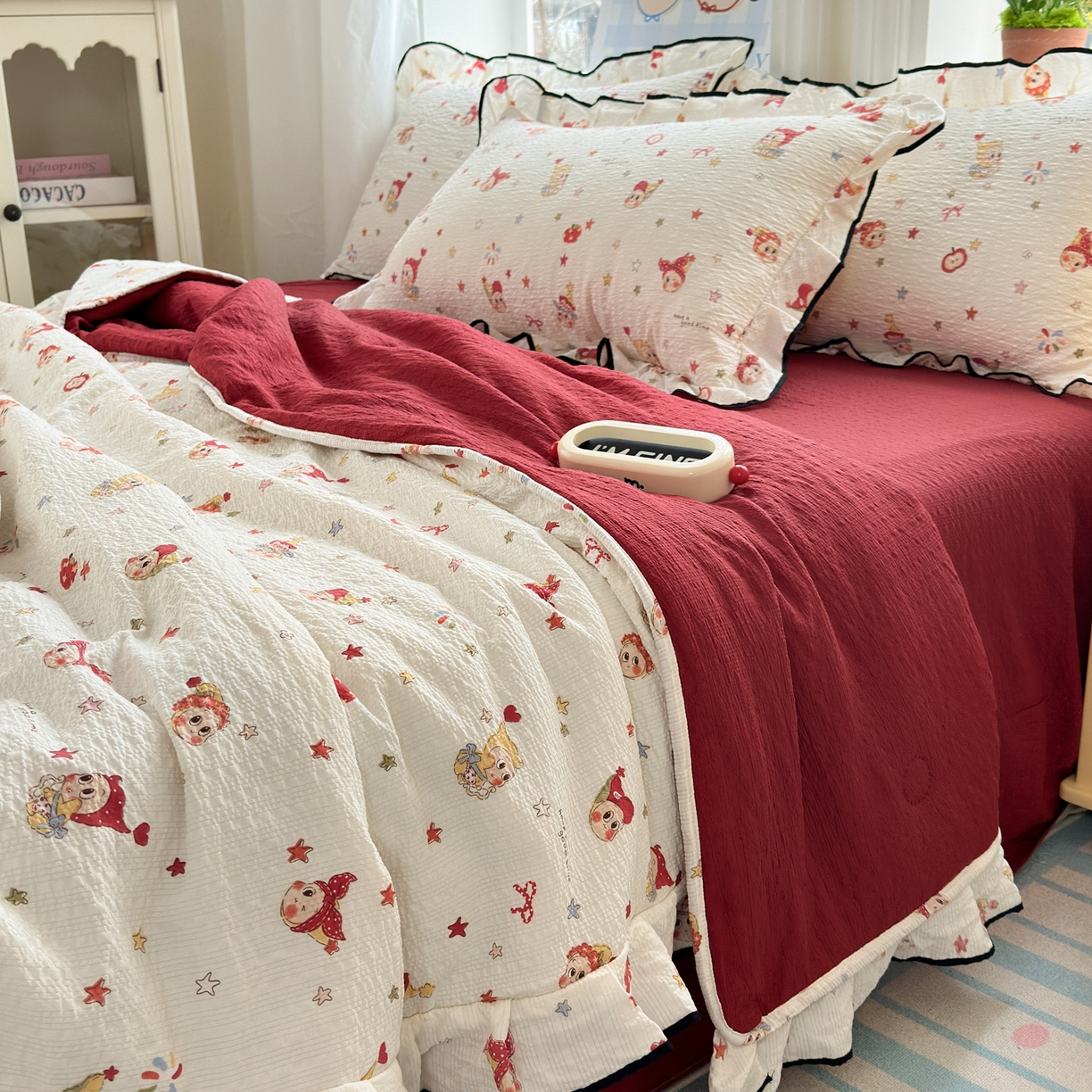 91家纺网 家纺一手货源 找家纺 德比尔斯  2026新款泡芙棉夏被四件套花边款 童话小矮人