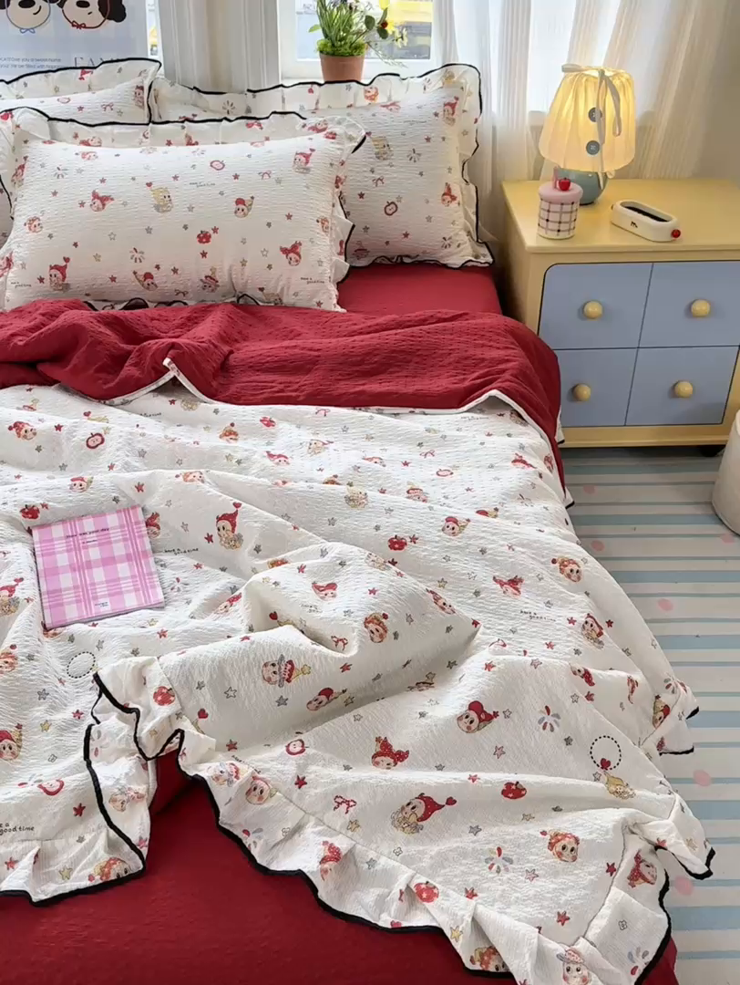 91家纺网 家纺一手货源 找家纺 德比尔斯  2026新款泡芙棉夏被四件套花边款 童话小矮人