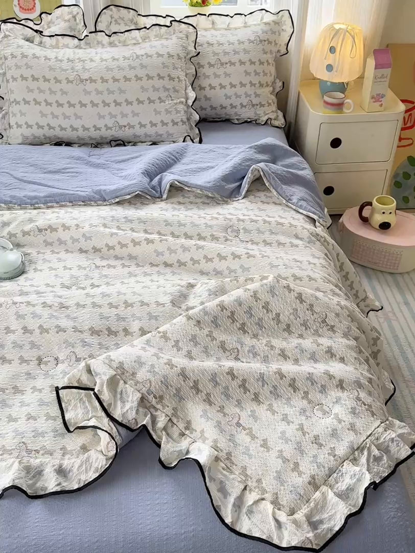 91家纺网 家纺一手货源 找家纺 德比尔斯  2026新款泡芙棉夏被四件套花边款 小马派对