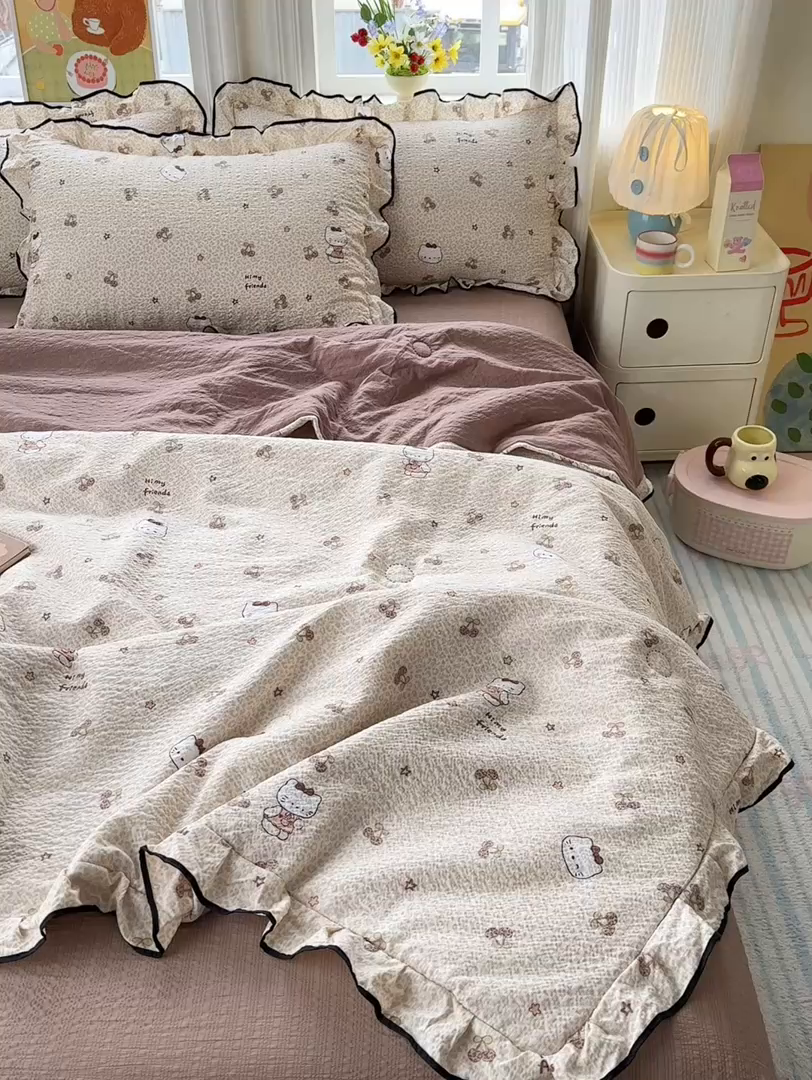 91家纺网 家纺一手货源 找家纺 德比尔斯  2026新款泡芙棉夏被四件套花边款 樱桃小猫