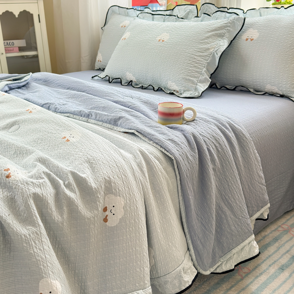 91家纺网 家纺一手货源 找家纺 德比尔斯  2026新款泡芙棉夏被四件套花边款 云朵