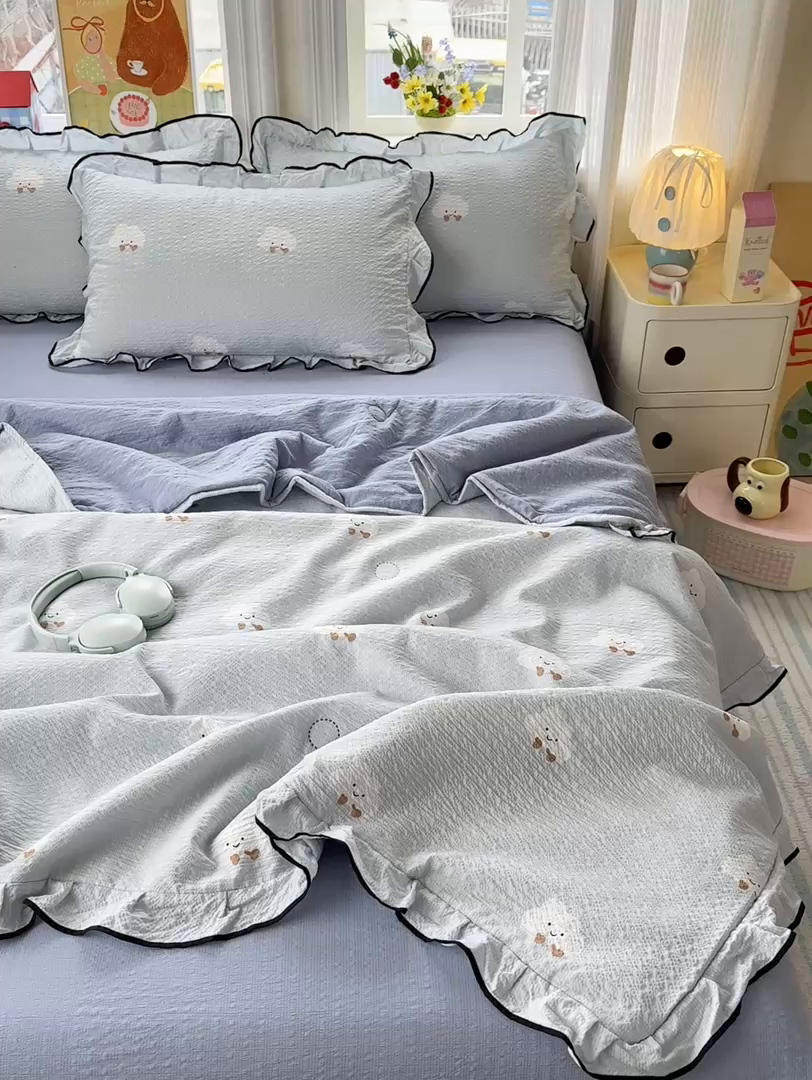 91家纺网 家纺一手货源 找家纺 德比尔斯  2026新款泡芙棉夏被四件套花边款 云朵