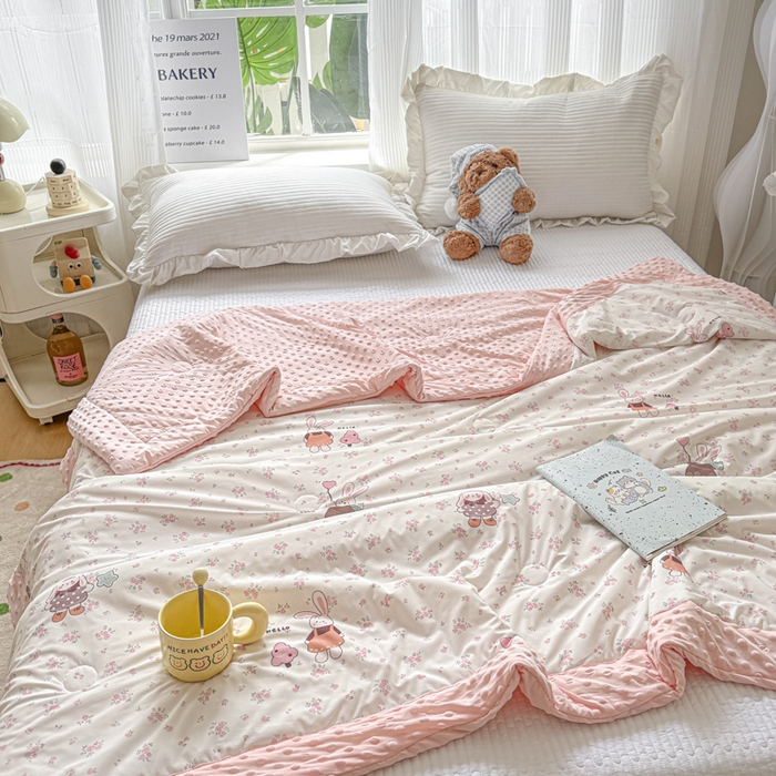 91家纺网 家纺一手货源 找家纺 花满路 2026新款氨凉感丝夏被 芭比兔