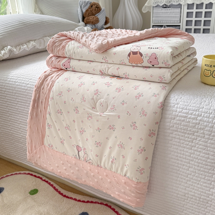 91家纺网 家纺一手货源 找家纺 花满路 2026新款氨凉感丝夏被 芭比兔