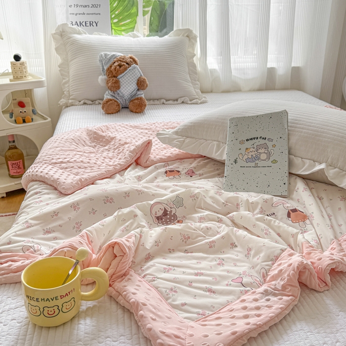 91家纺网 家纺一手货源 找家纺 花满路 2026新款氨凉感丝夏被 芭比兔