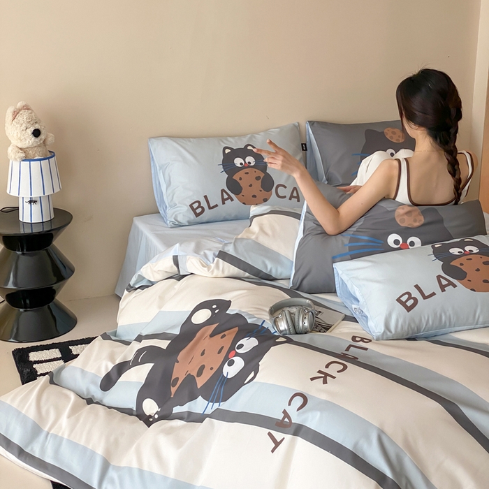 91家纺网 家纺一手货源 找家纺 卡姿家纺 2026春夏全棉60支长绒棉卡通大版印花四件套 曲奇猫咪