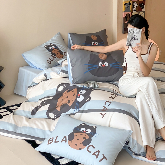 91家纺网 家纺一手货源 找家纺 卡姿家纺 2026春夏全棉60支长绒棉卡通大版印花四件套 曲奇猫咪