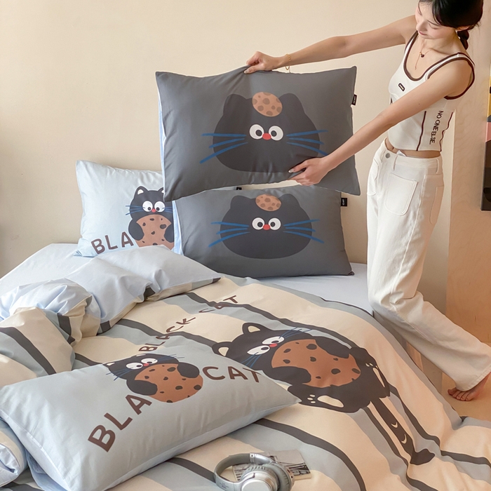 91家纺网 家纺一手货源 找家纺 卡姿家纺 2026春夏全棉60支长绒棉卡通大版印花四件套 曲奇猫咪