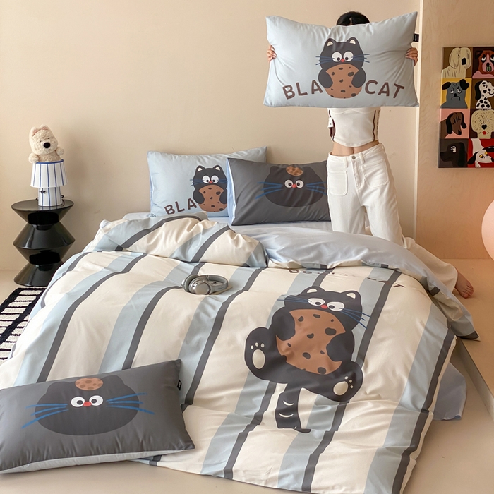 91家纺网 家纺一手货源 找家纺 卡姿家纺 2026春夏全棉60支长绒棉卡通大版印花四件套 曲奇猫咪