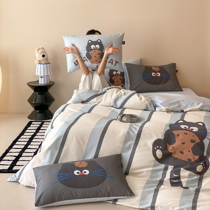 91家纺网 家纺一手货源 找家纺 卡姿家纺 2026春夏全棉60支长绒棉卡通大版印花四件套 曲奇猫咪