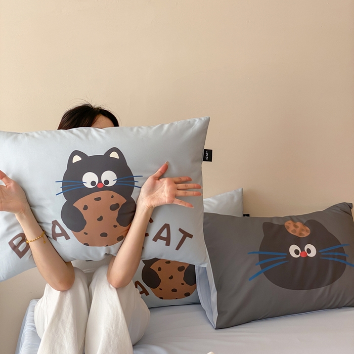 91家纺网 家纺一手货源 找家纺 卡姿家纺 2026春夏全棉60支长绒棉卡通大版印花四件套 曲奇猫咪