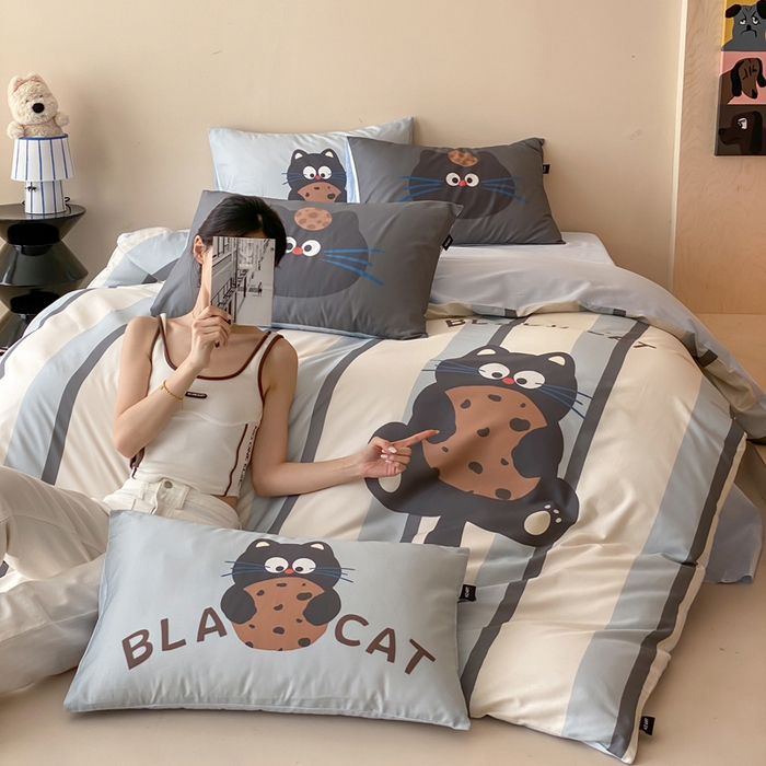 91家纺网 家纺一手货源 找家纺 卡姿家纺 2026春夏全棉60支长绒棉卡通大版印花四件套 曲奇猫咪