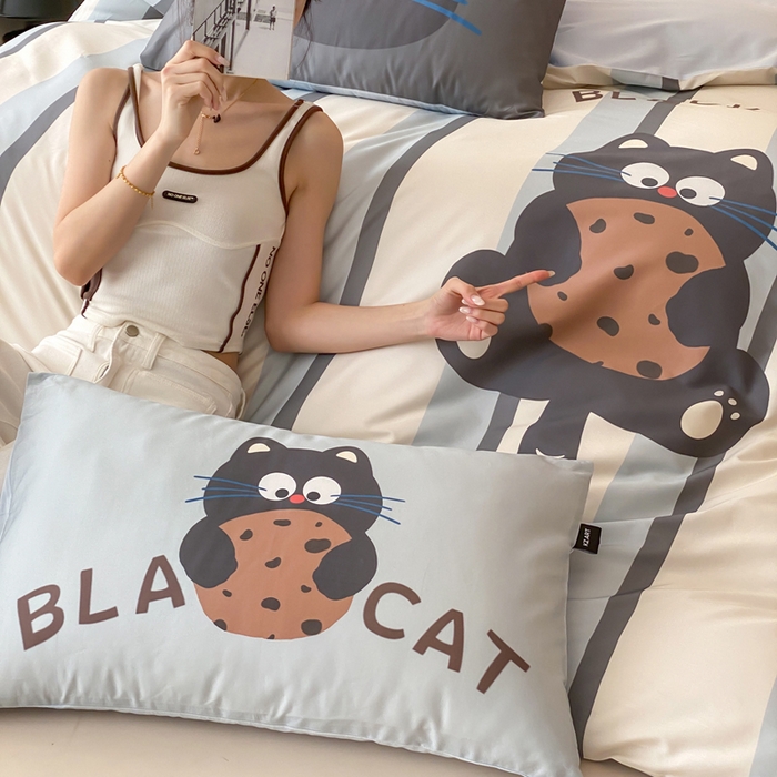 91家纺网 家纺一手货源 找家纺 卡姿家纺 2026春夏全棉60支长绒棉卡通大版印花四件套 曲奇猫咪