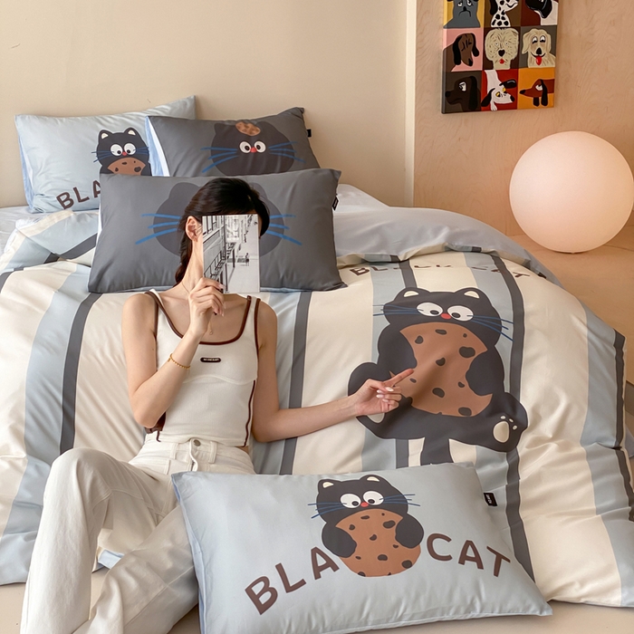 91家纺网 家纺一手货源 找家纺 卡姿家纺 2026春夏全棉60支长绒棉卡通大版印花四件套 曲奇猫咪