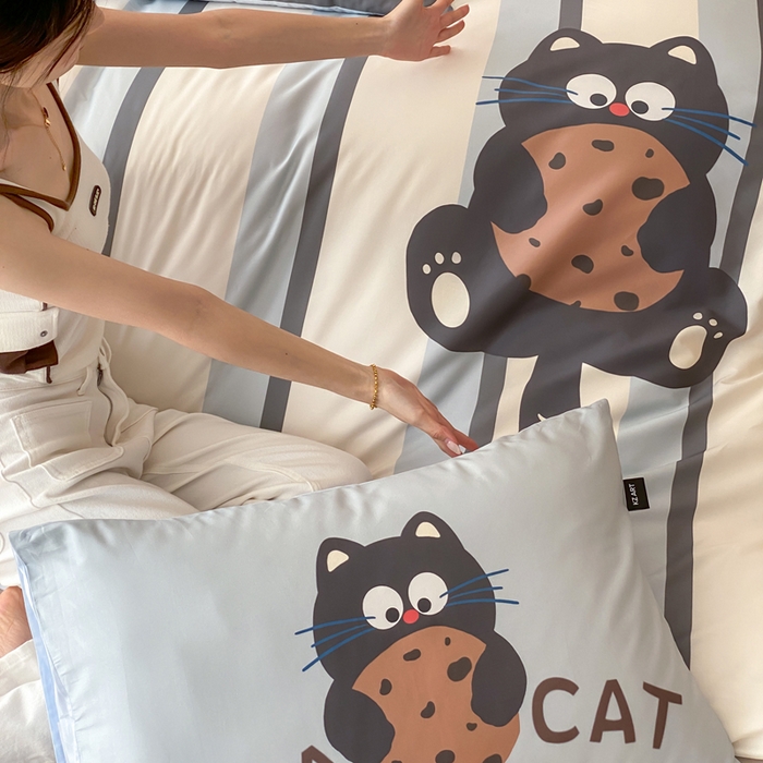 91家纺网 家纺一手货源 找家纺 卡姿家纺 2026春夏全棉60支长绒棉卡通大版印花四件套 曲奇猫咪